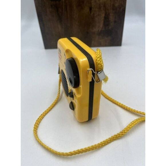 Suntone RR555 AM/FM Water Resistant Radio For Parts/Prop - Picture 4 of 4
